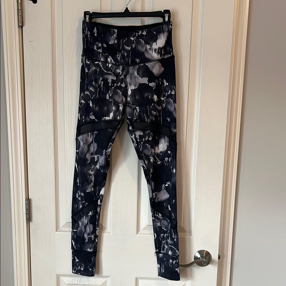 Women's Black and Gray Patterned Jeans